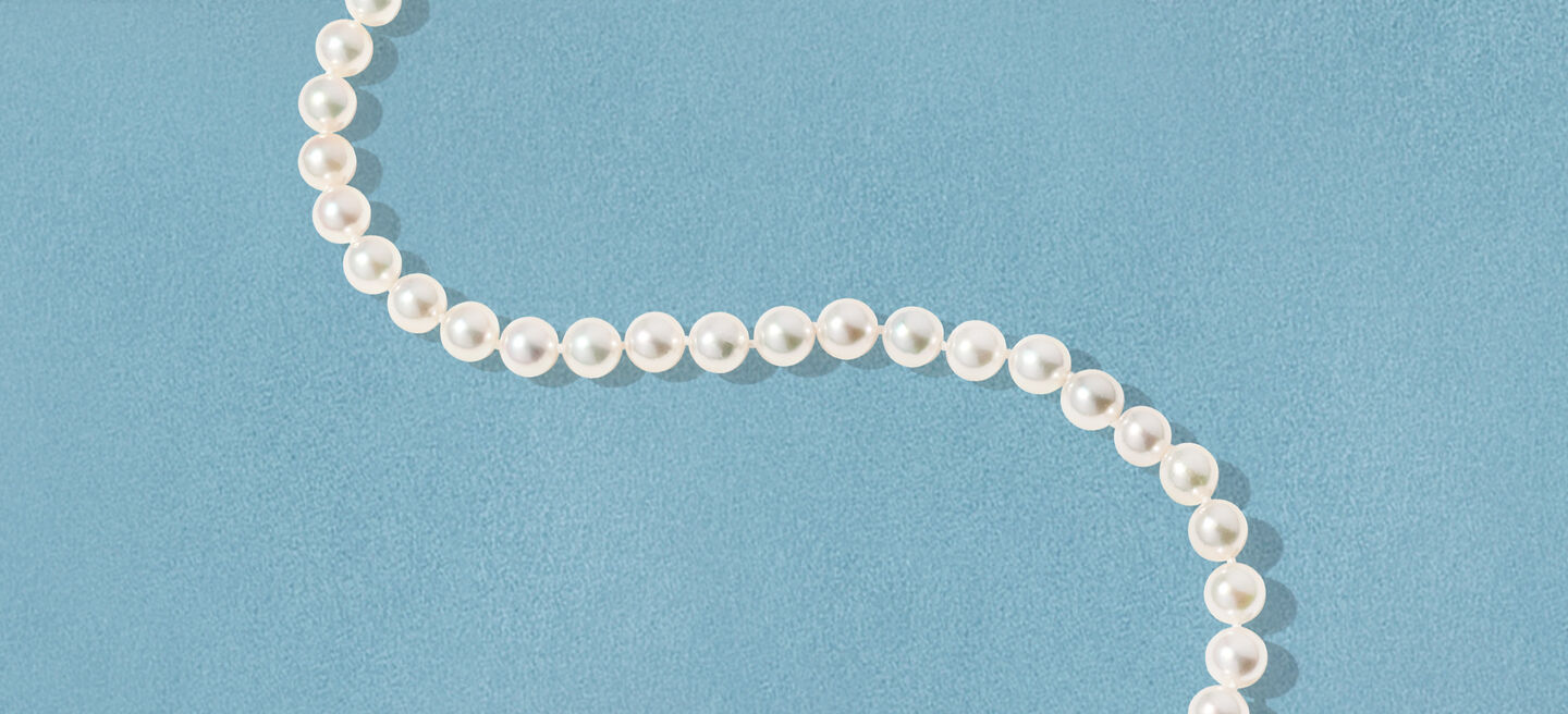 Collier Birks Perles sur un fond bleu.