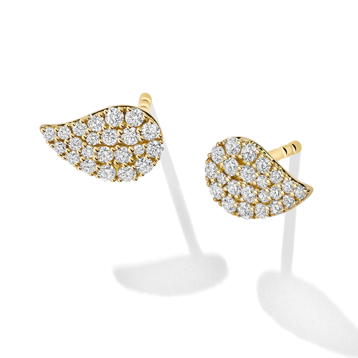 Boucles d’oreilles Birks Pétale en or jaune avec diamants sur fond blanc