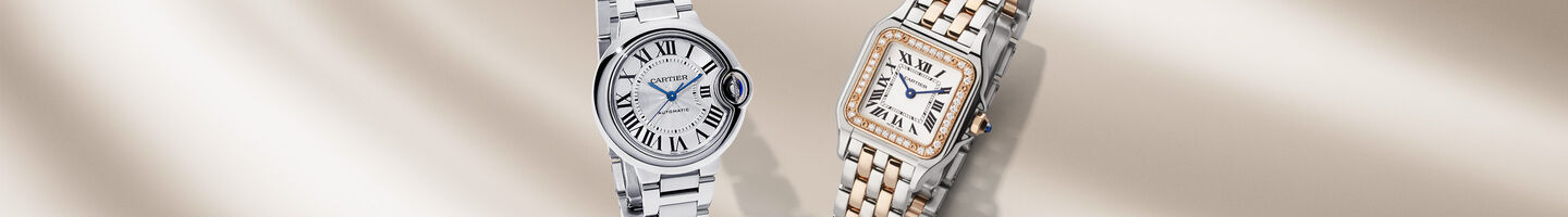 Les montres Ballon Bleu et Panth&egrave;re de Cartier sur un fond beige.