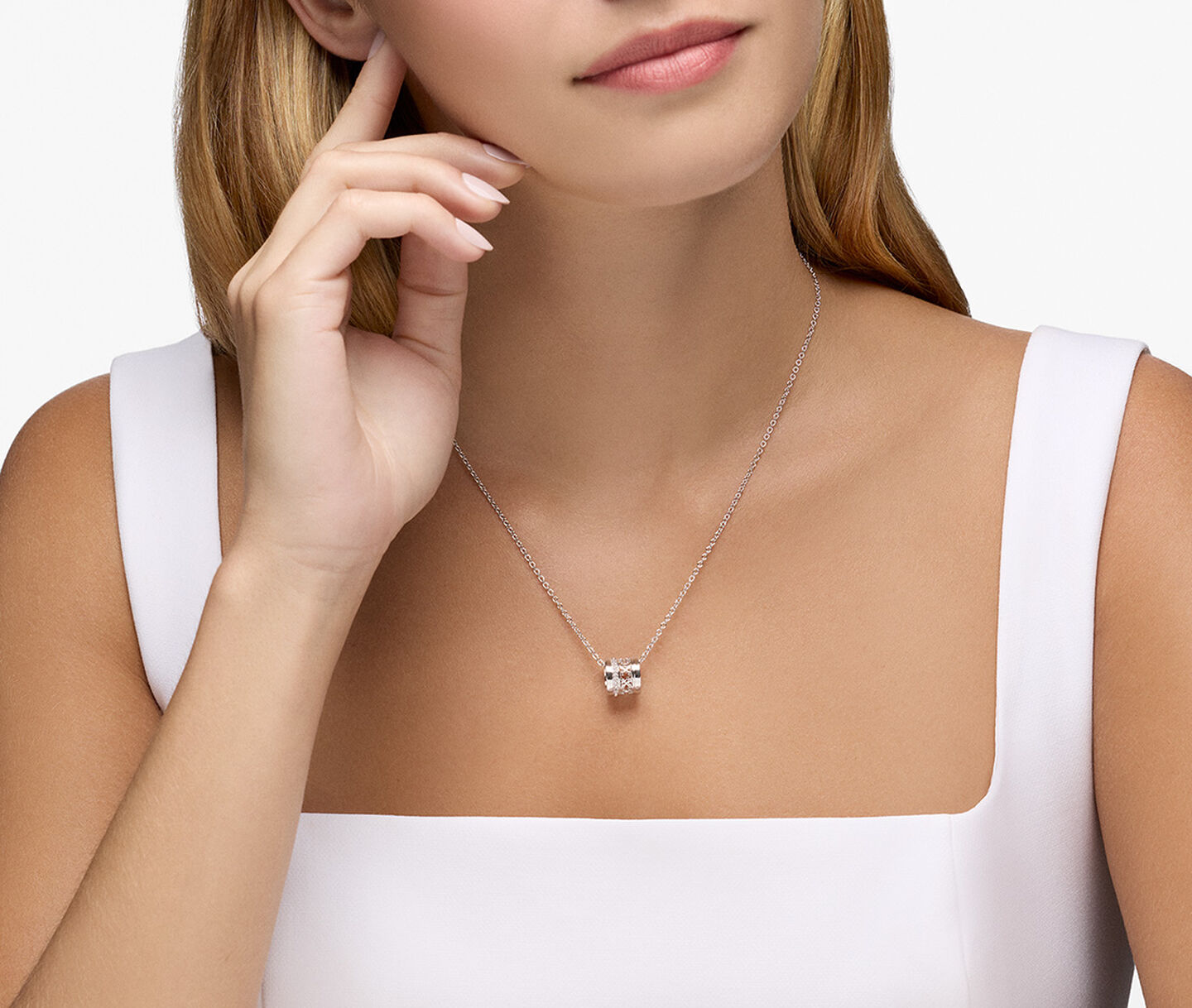 Une femme porte un collier Birks Dare to Dream en argent.