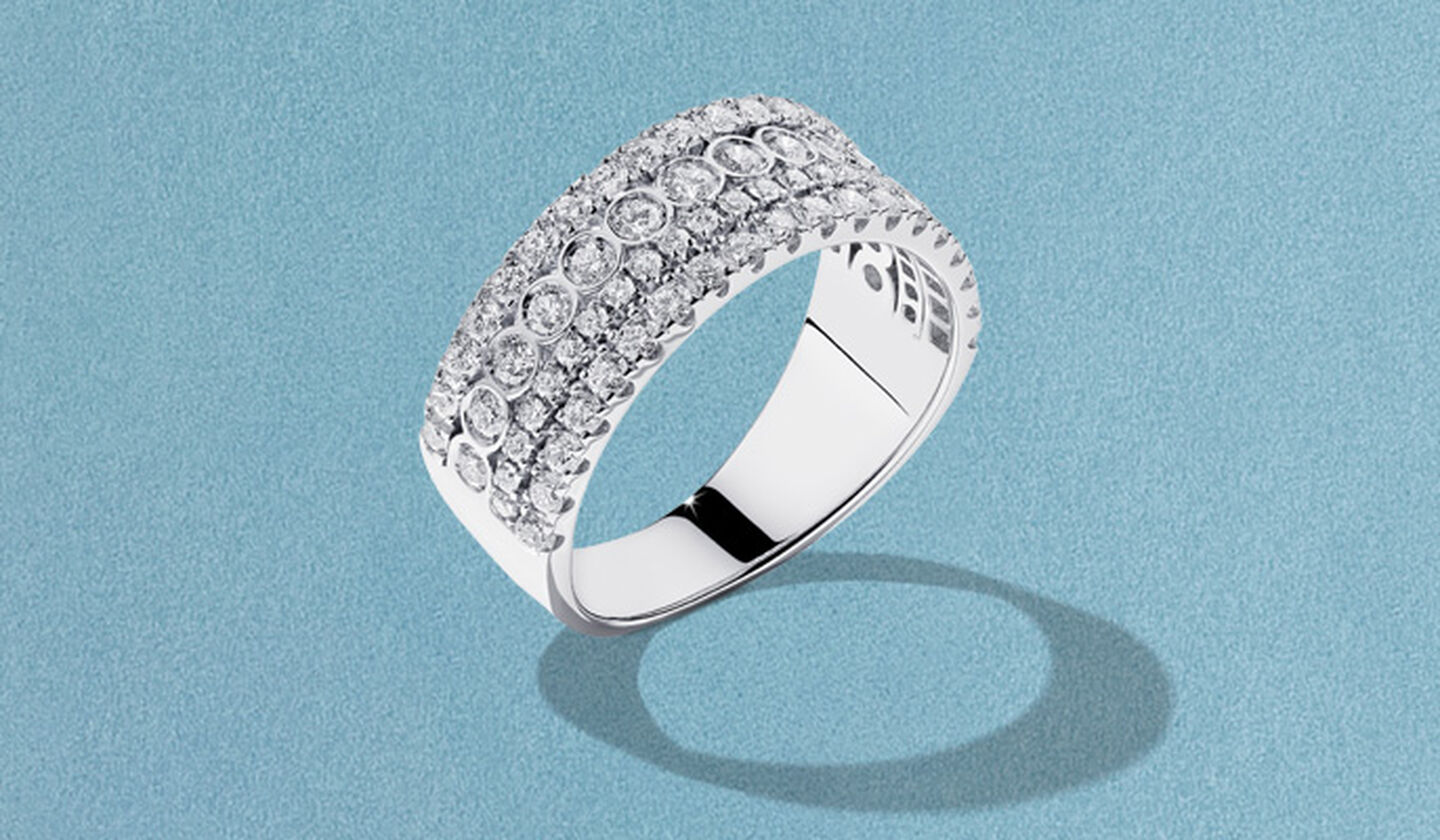 Bague Birks Splash en or blanc avec diamants sur fond bleu.