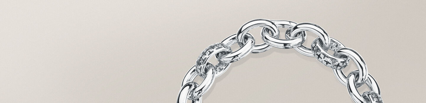 Bracelet en argent Birks Muse sur un fond tirant sur le gris et beige