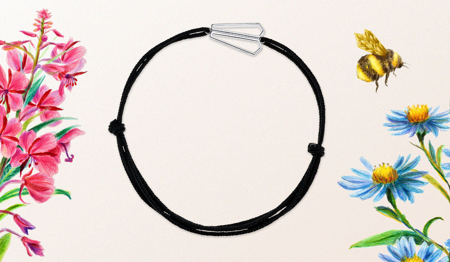Bracelet Birks Beekeeper en or jaune avec une illustration des fleurs avec une abeille.