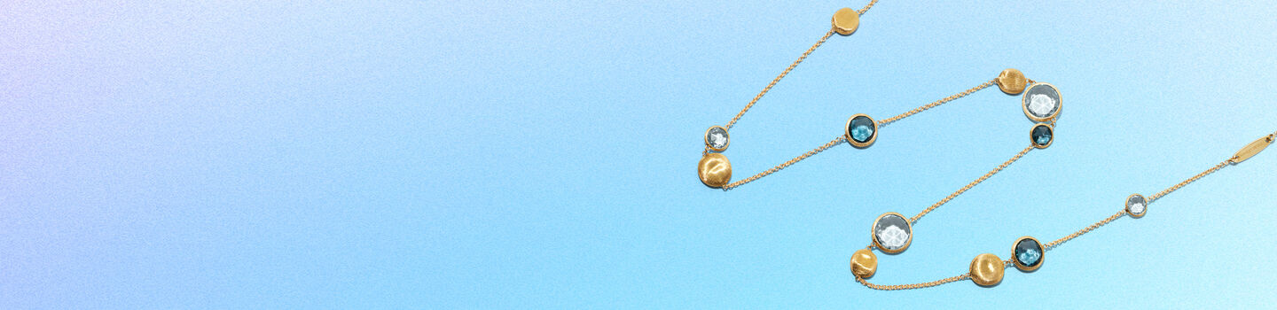 Collier Jaipur de Marco Bicego sur un fond bleu.