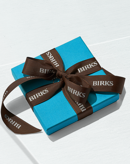 Petite boîte bleue Birks avec ruban brun sur fond blanc