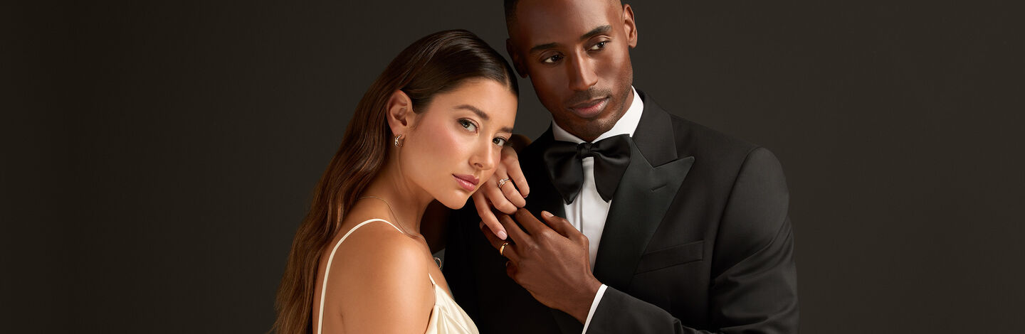 Un couple portant des bijoux Birks Nuptial.