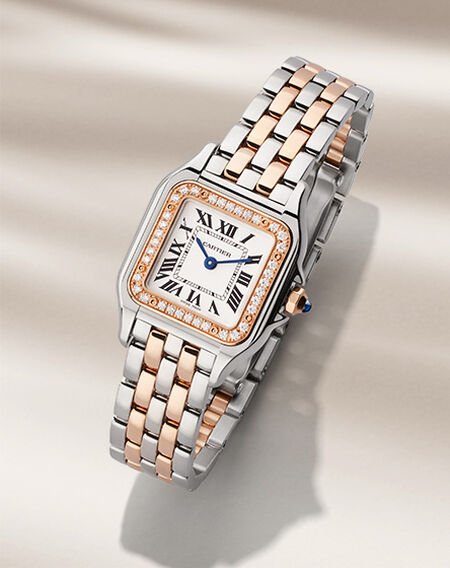 Montre Panthere de Cartier sur un fond beige.