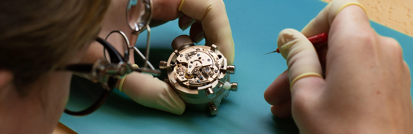 Watch Specialist working in Maison Birks' Atelier