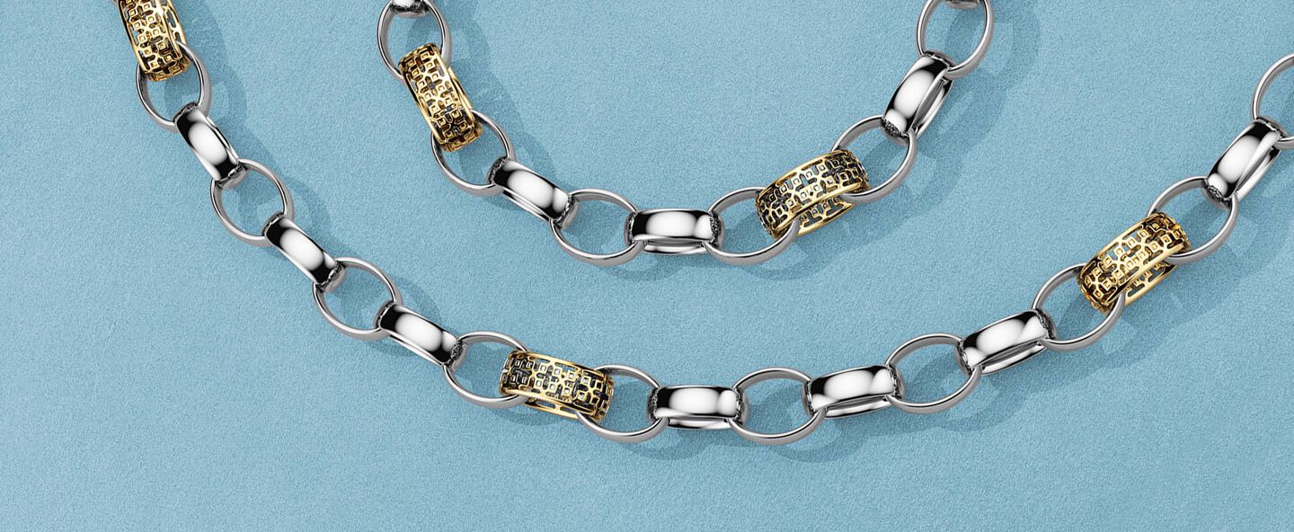 Collier et bracelet Birks Dare to Dream en or jaune et argent sur un fond bleu.