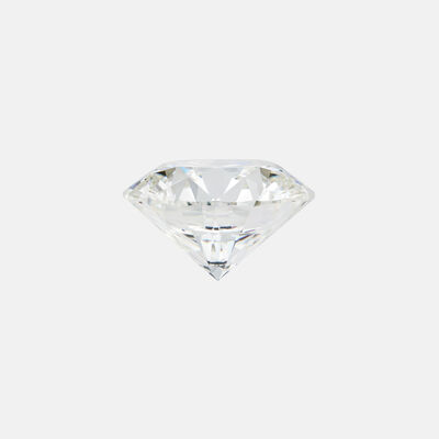 Diamant brut Birks sur un fond gris clair.