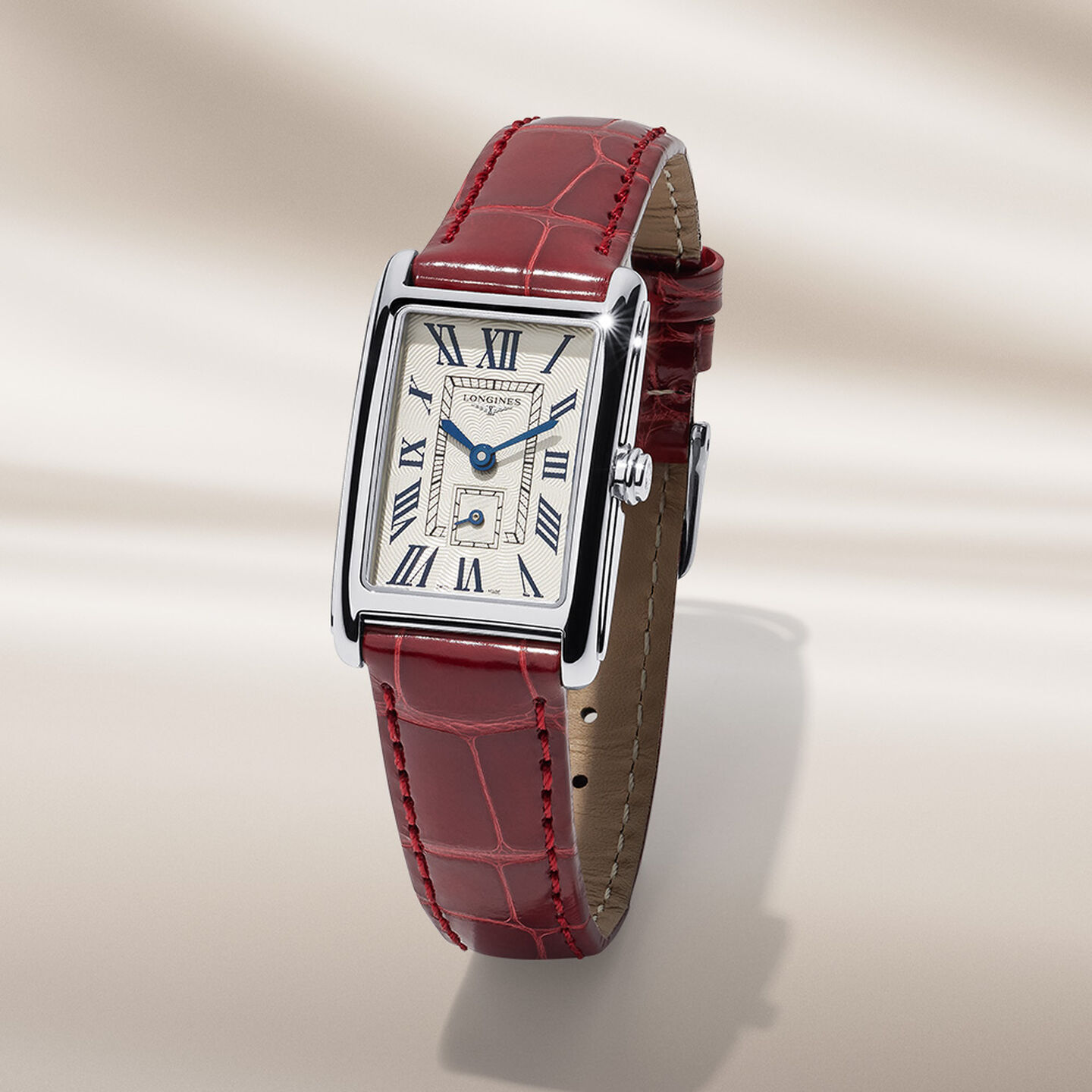 Montre pour femmes Longines DolceVita sur un fond beige.