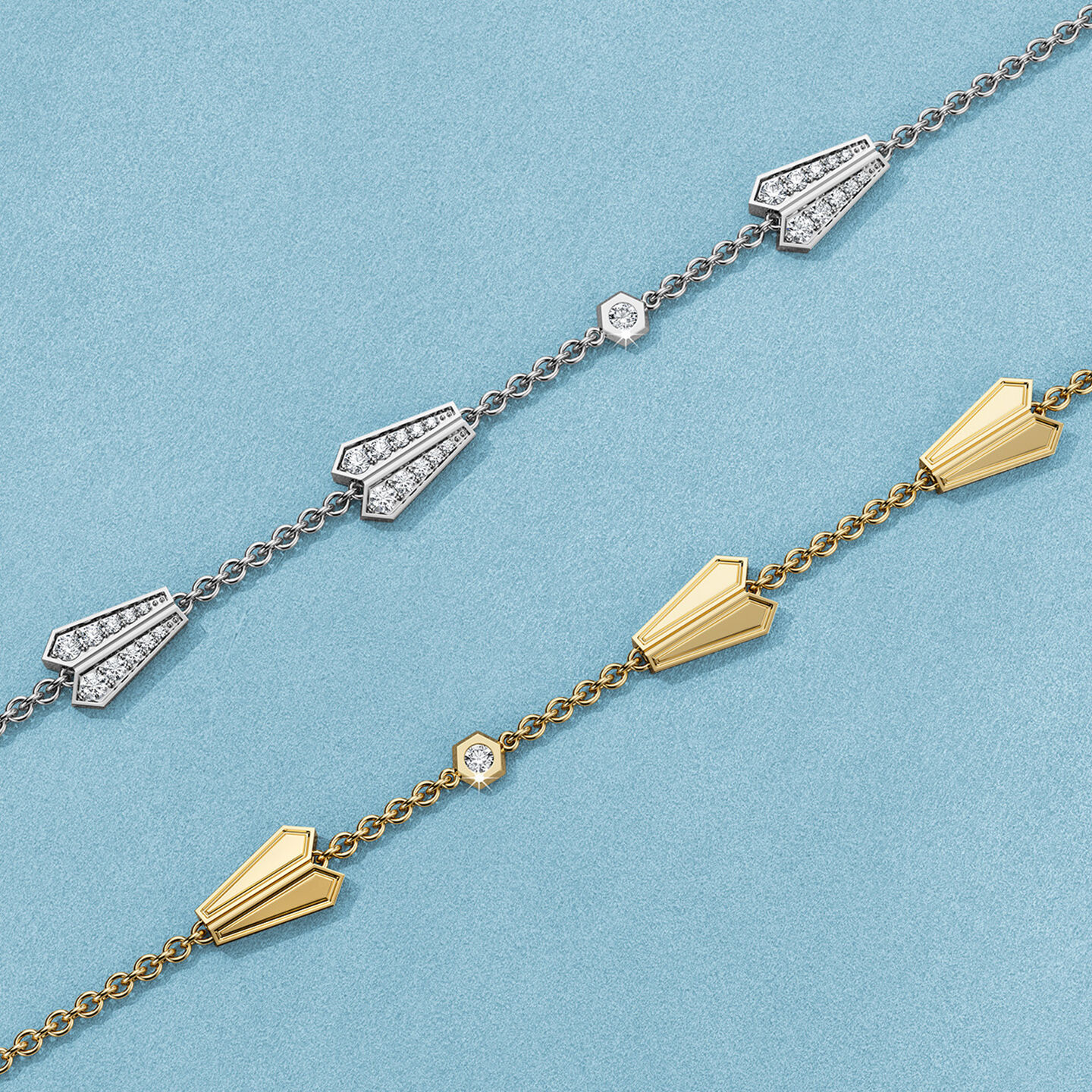 Bracelets Birks Beekeeper en or et diamants sur un fond bleu.