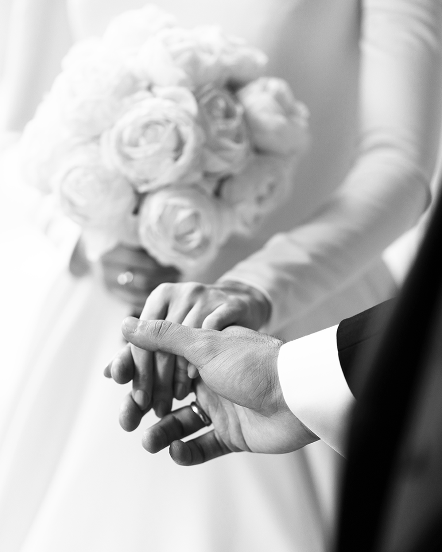 Une photo de mariés classiques le jour de leur mariage.