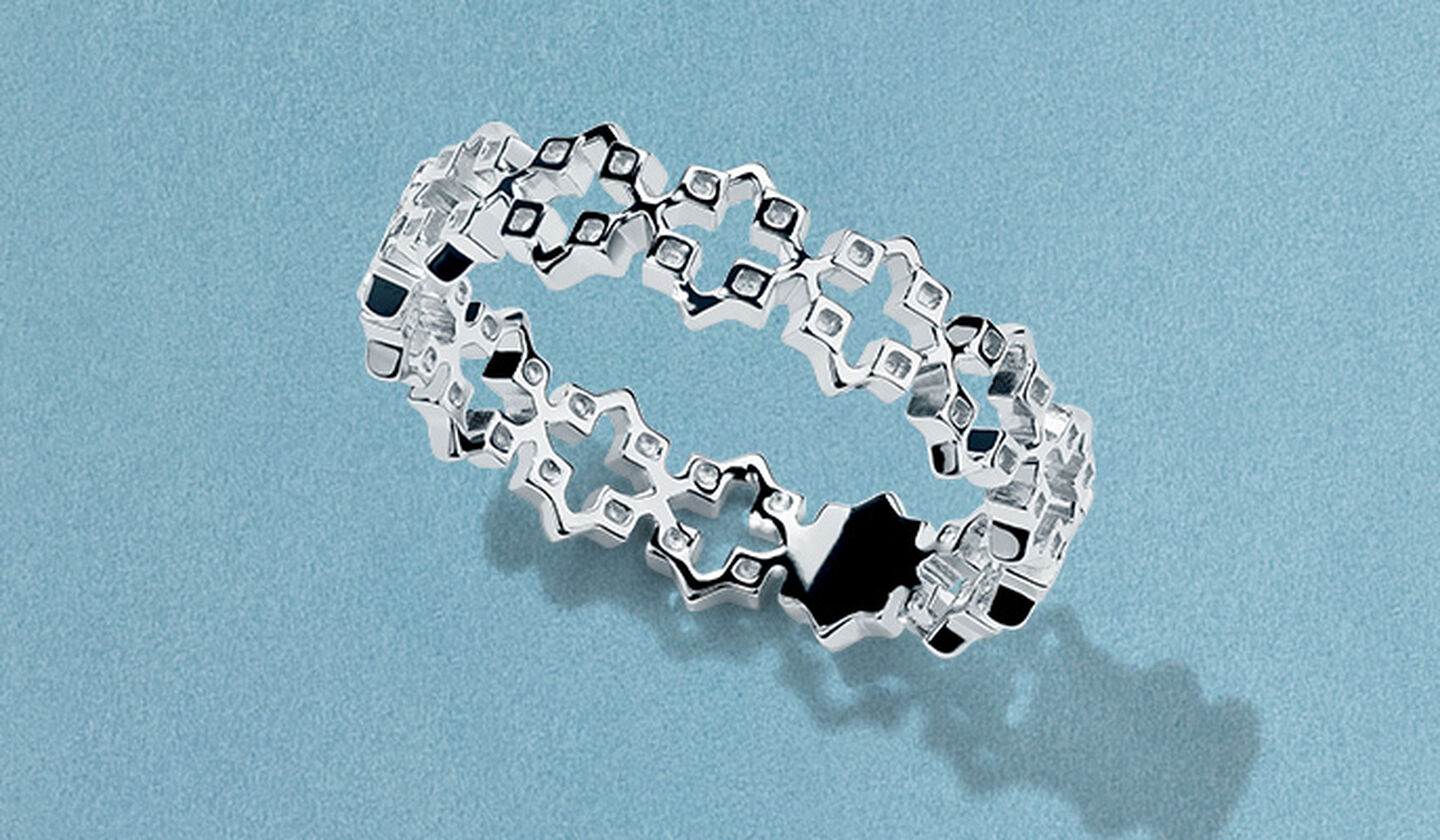 Bague Birks Iconic sur un fond bleu.