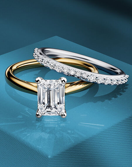 Bague de fian&ccedil;ailles Birks 1879 sur un fond bleu.