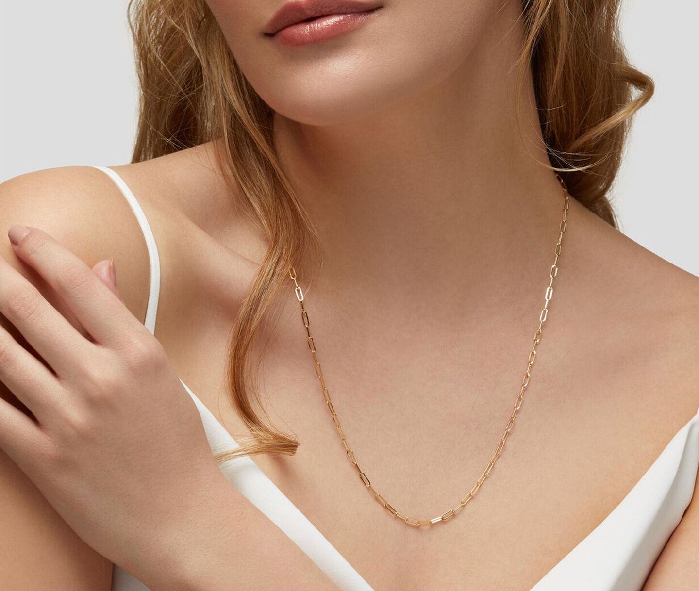 Une femme porte un collier en or jaune Birks Essentiels.