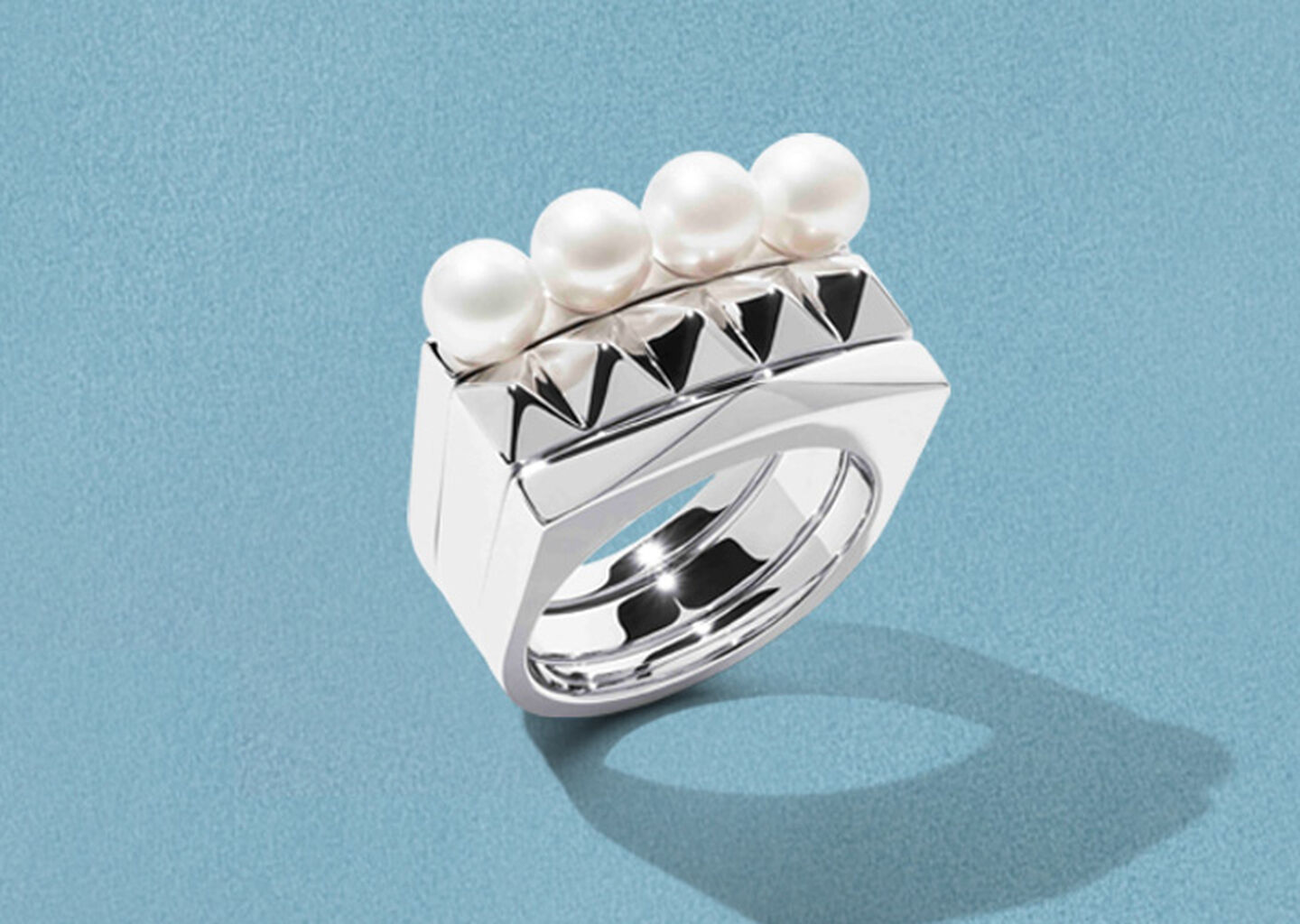 Bague Birks Rock & Pearl en argent avec perles sur un fond bleu.