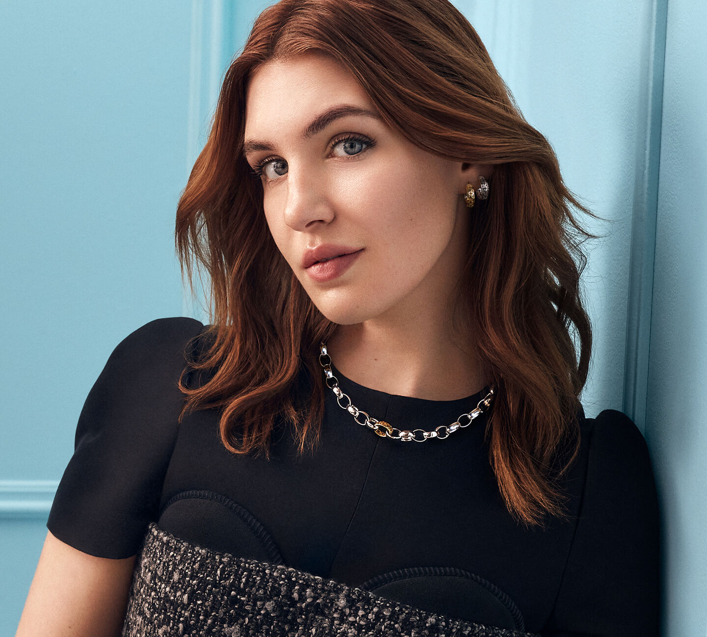 Sophie Nelisse wearing the Birks Dare to Dream jewellery collection on a blue background.