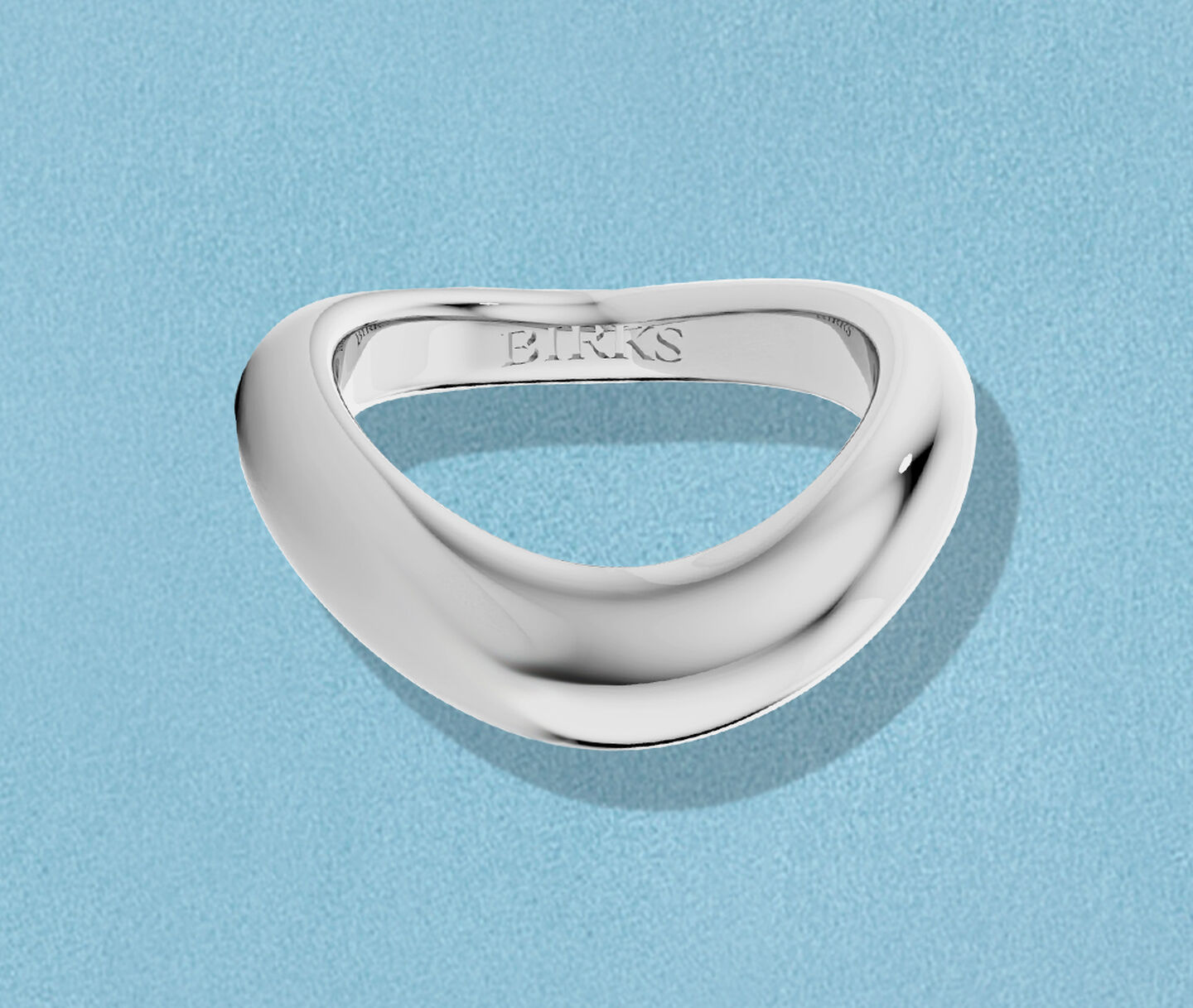 Bague Birks Essentiels en argent sur un fond bleu.