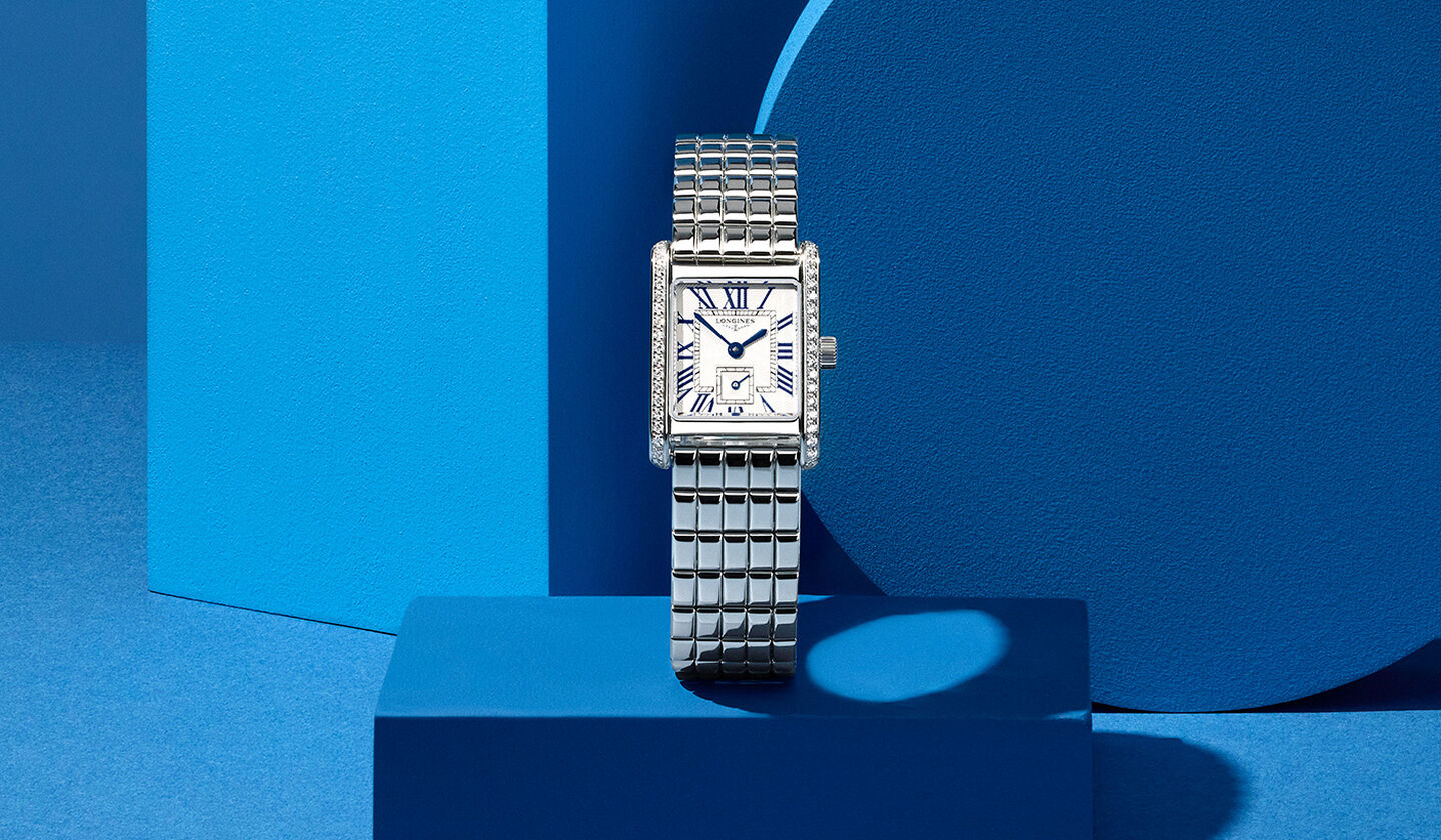 Montre DolceVita pour femmes de Longines sur un fond bleu.
