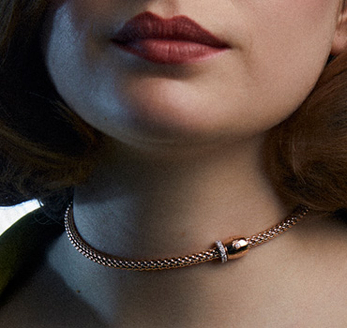 Une femme porte un collier FOPE.
