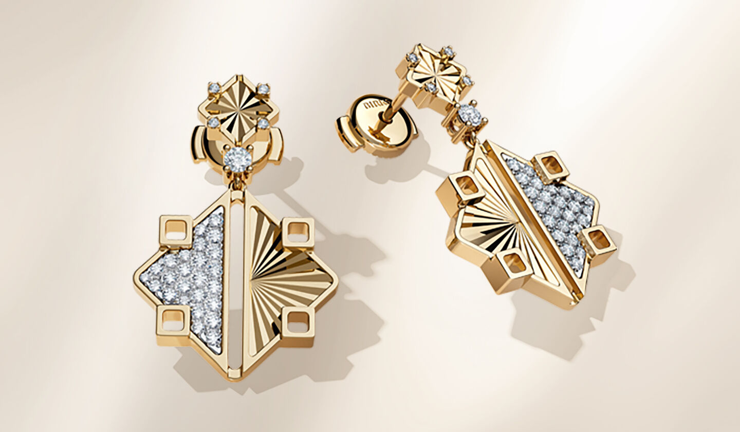 Boucles d'oreilles en or jaune et diamants Birks Muse sur un fond beige.