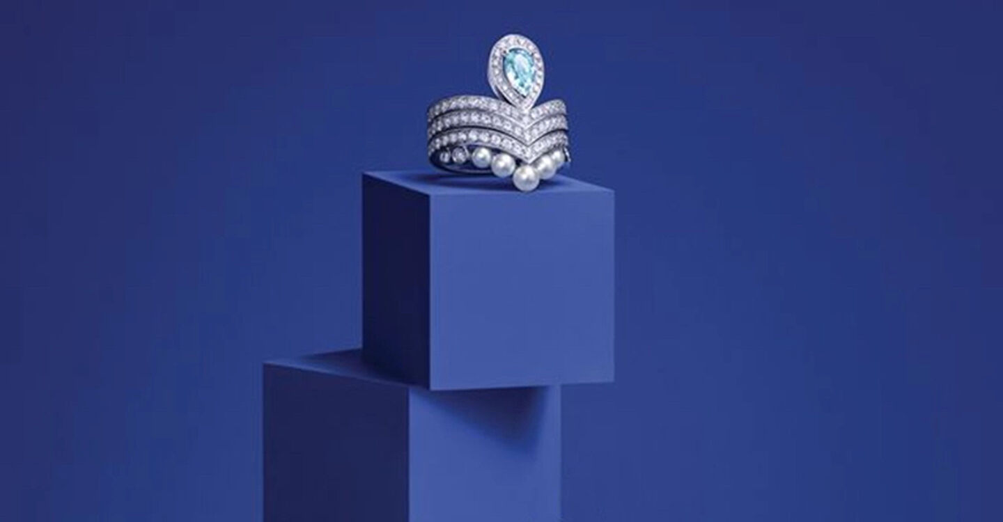Bague Joséphine sur deux boîtes bleues empilées