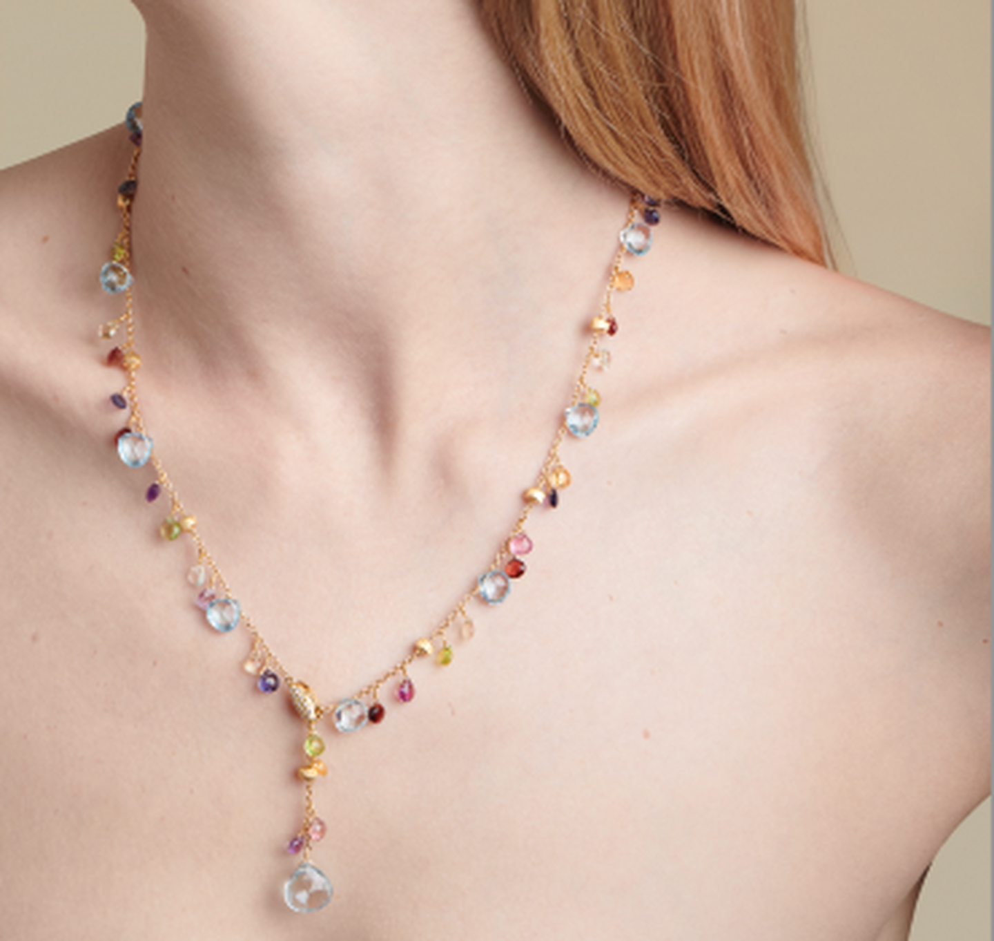 Une femme porte les bijoux Marco Bicego de la collection Paradise.
