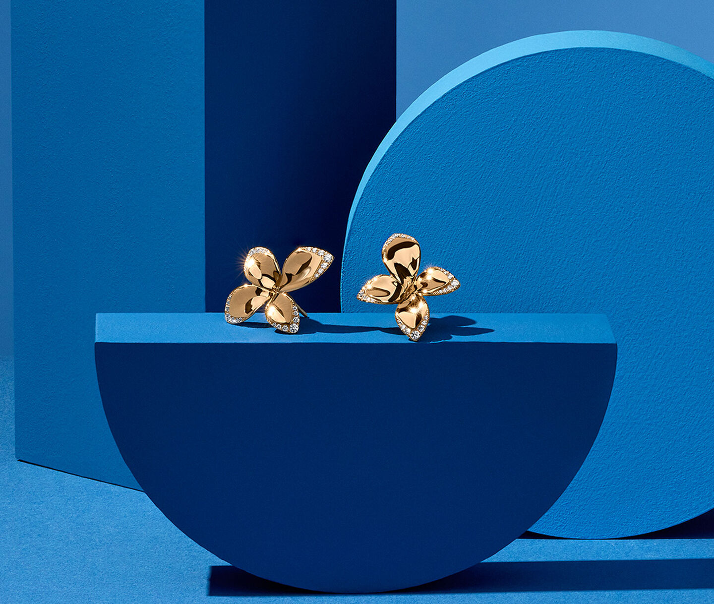  Boucles d'oreilles Giardini Segreti de Pasquale Bruni sur un fond bleu.