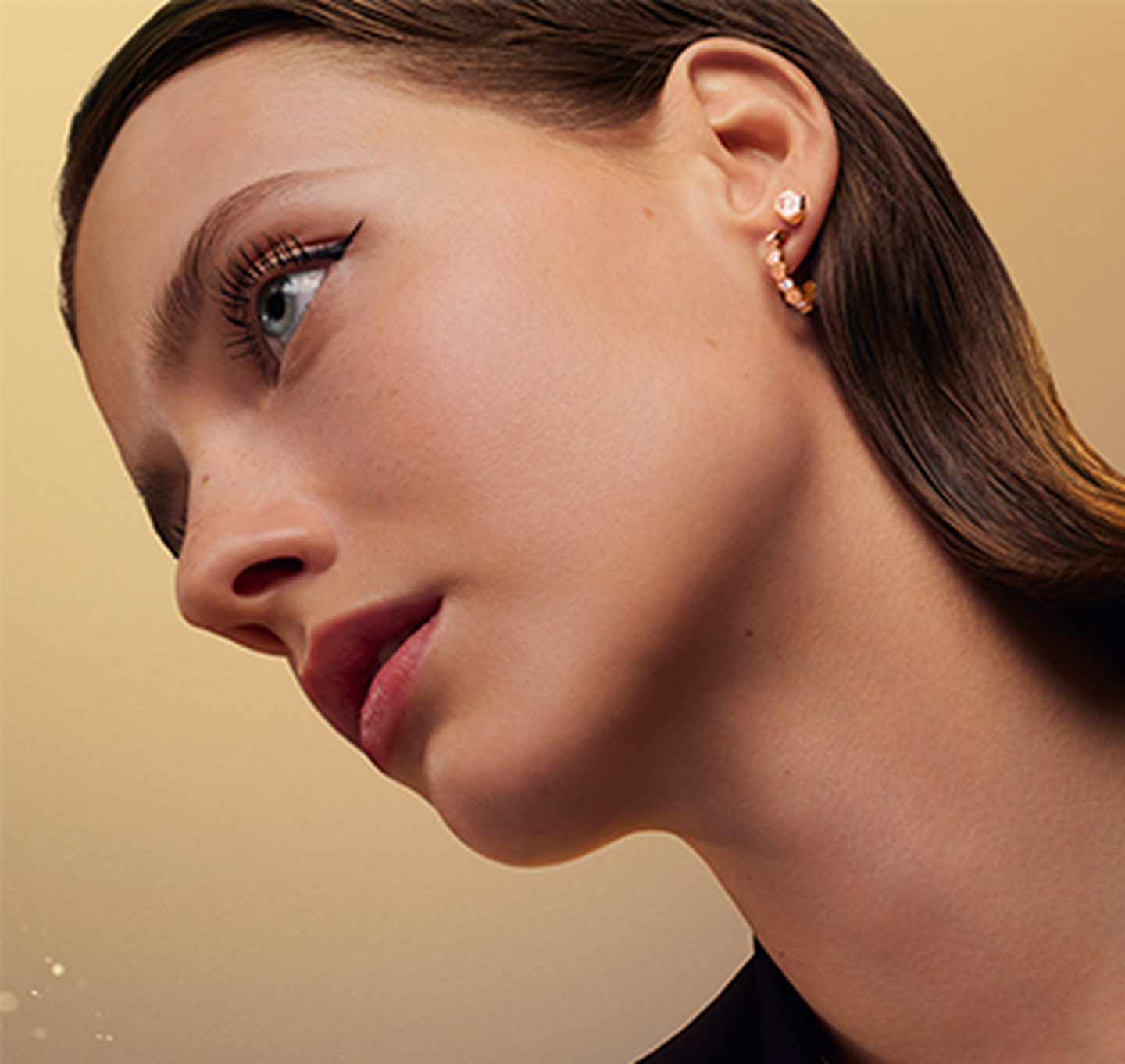Une mannequin porte les boucles d'oreilles de la collection Bee My Love de Chaumet.