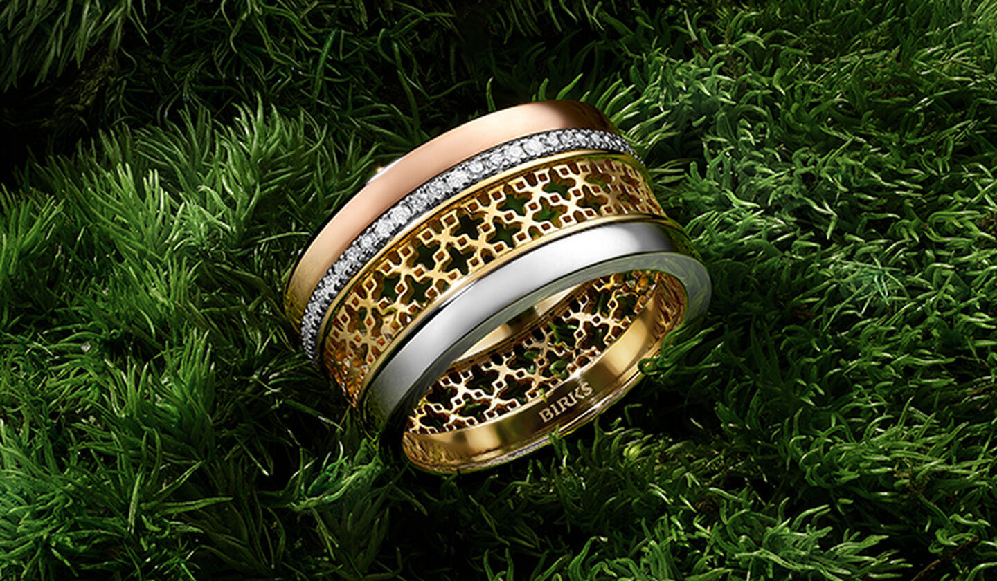 Une bague Birks Dare to Dream sur un fond herbeux.