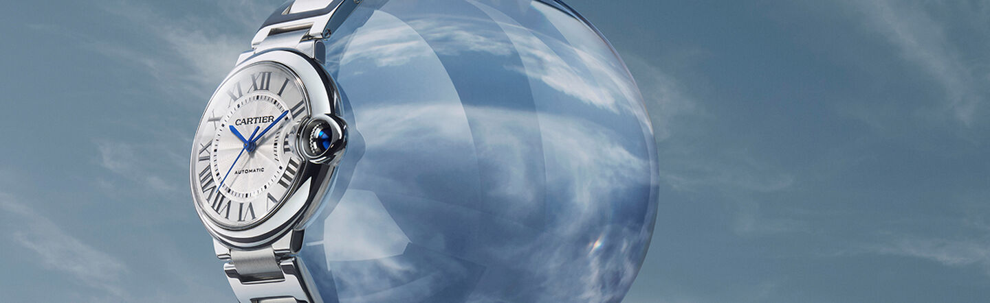 Montre Ballon Bleu de Cartier sur un fond bleu.