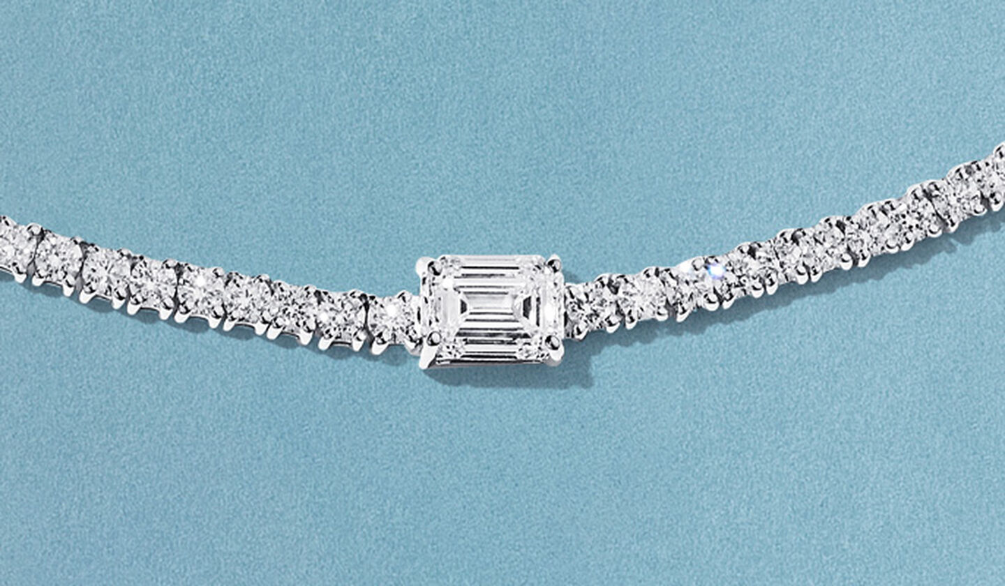 Collier avec diamants de la collection Birks Essentiels sur un fond bleu.