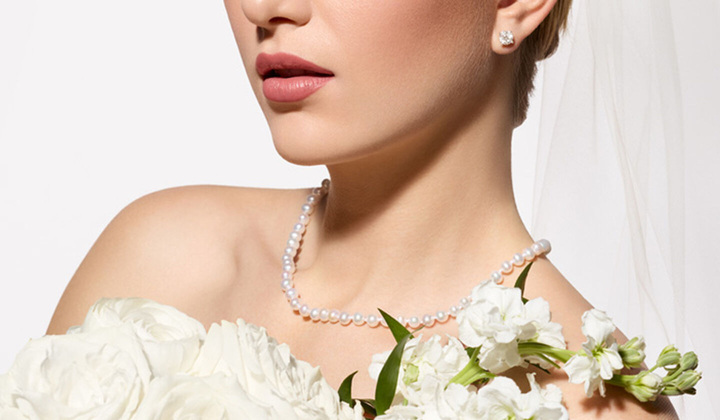 A bride wearing Birks pearl jewellery.
