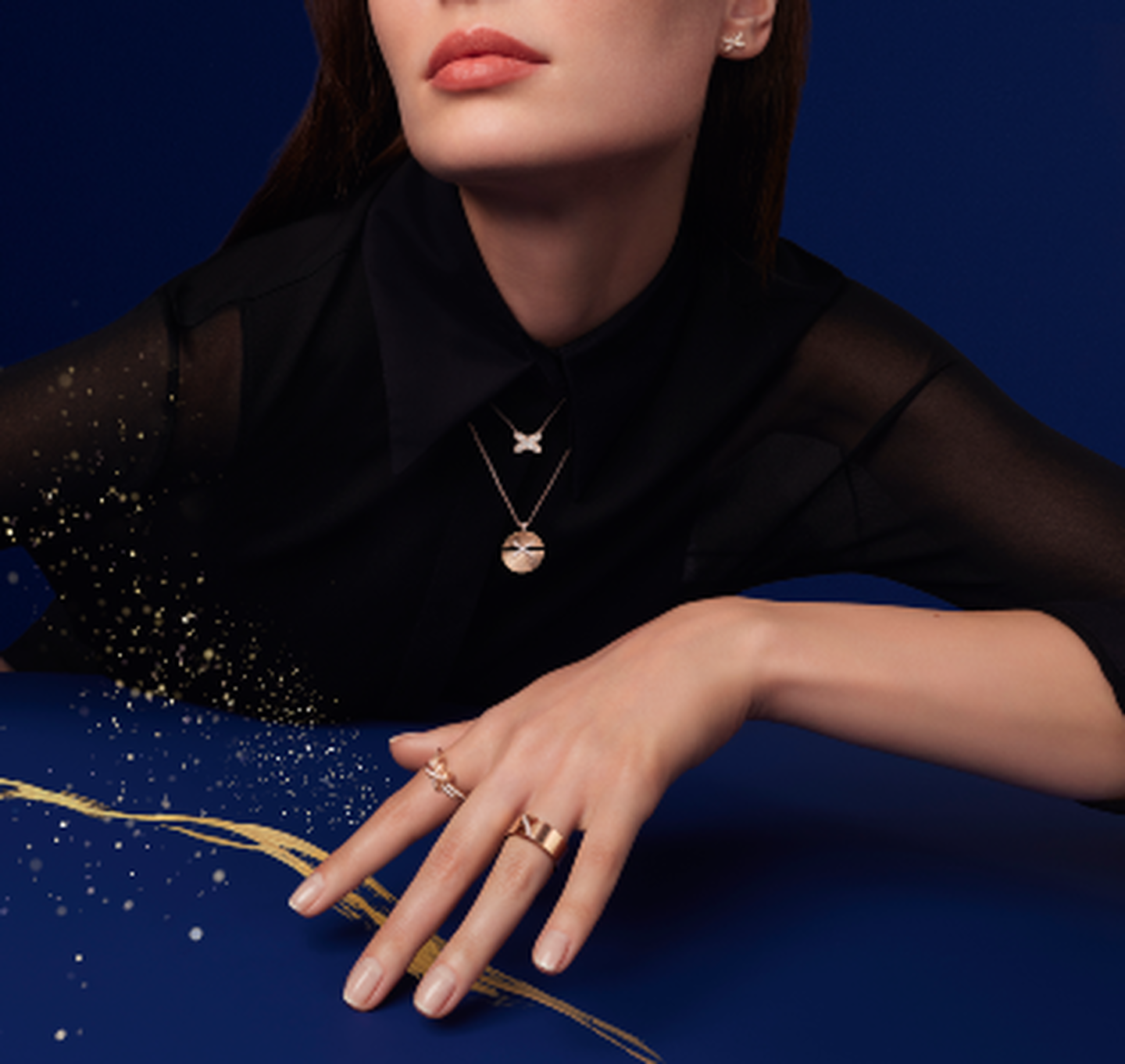 Une femme porte les bijoux Liens de Chaumet.