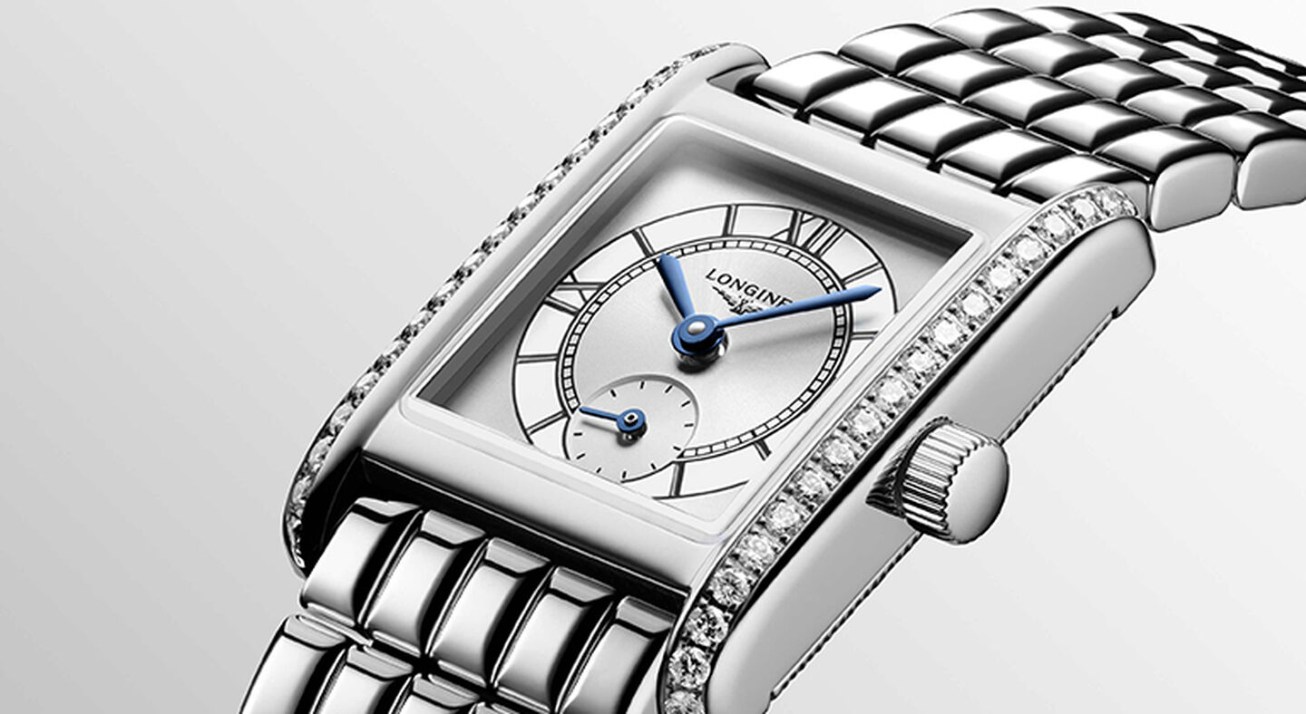 Montre Longines DolceVita sur un fond gris.