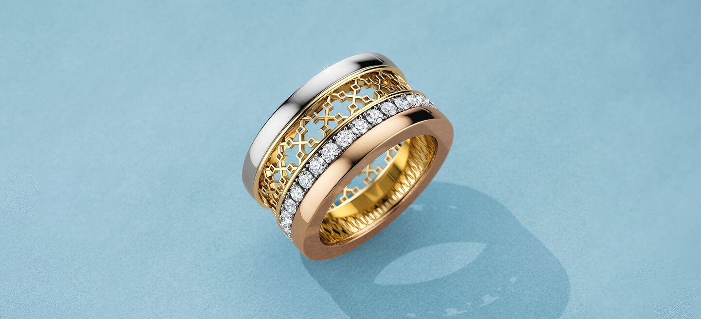 Bague Birks Dare to Dream sur un fond bleu.
