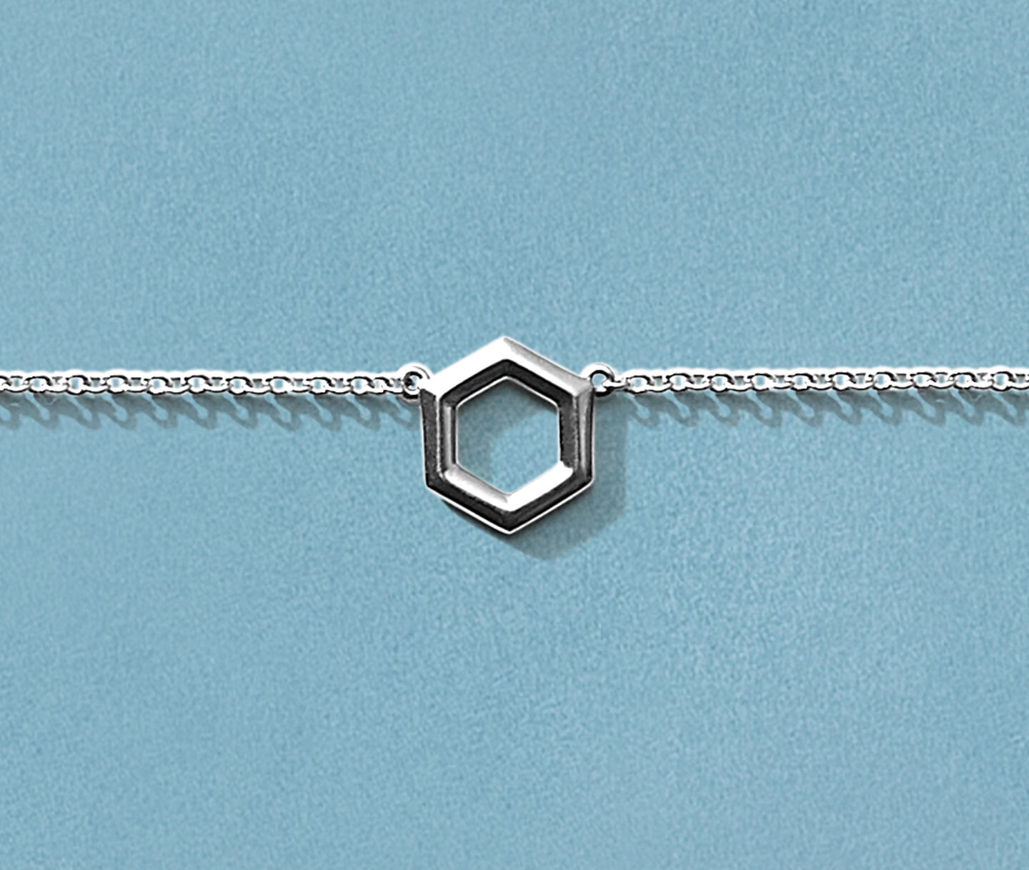Bague Birks Iconic Muse en argent sur un fond bleu.