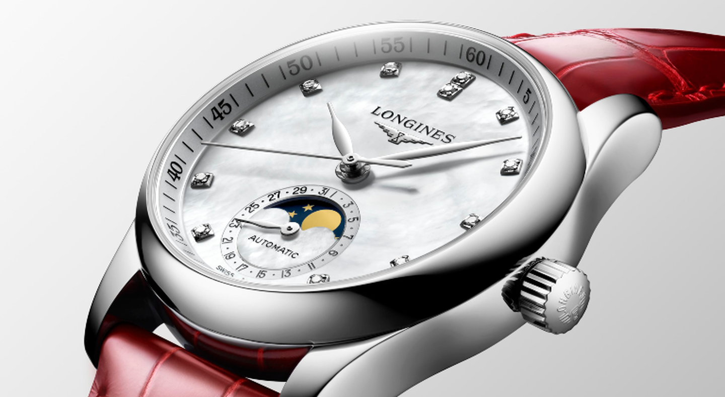 Montre Longines sur un fond gris.