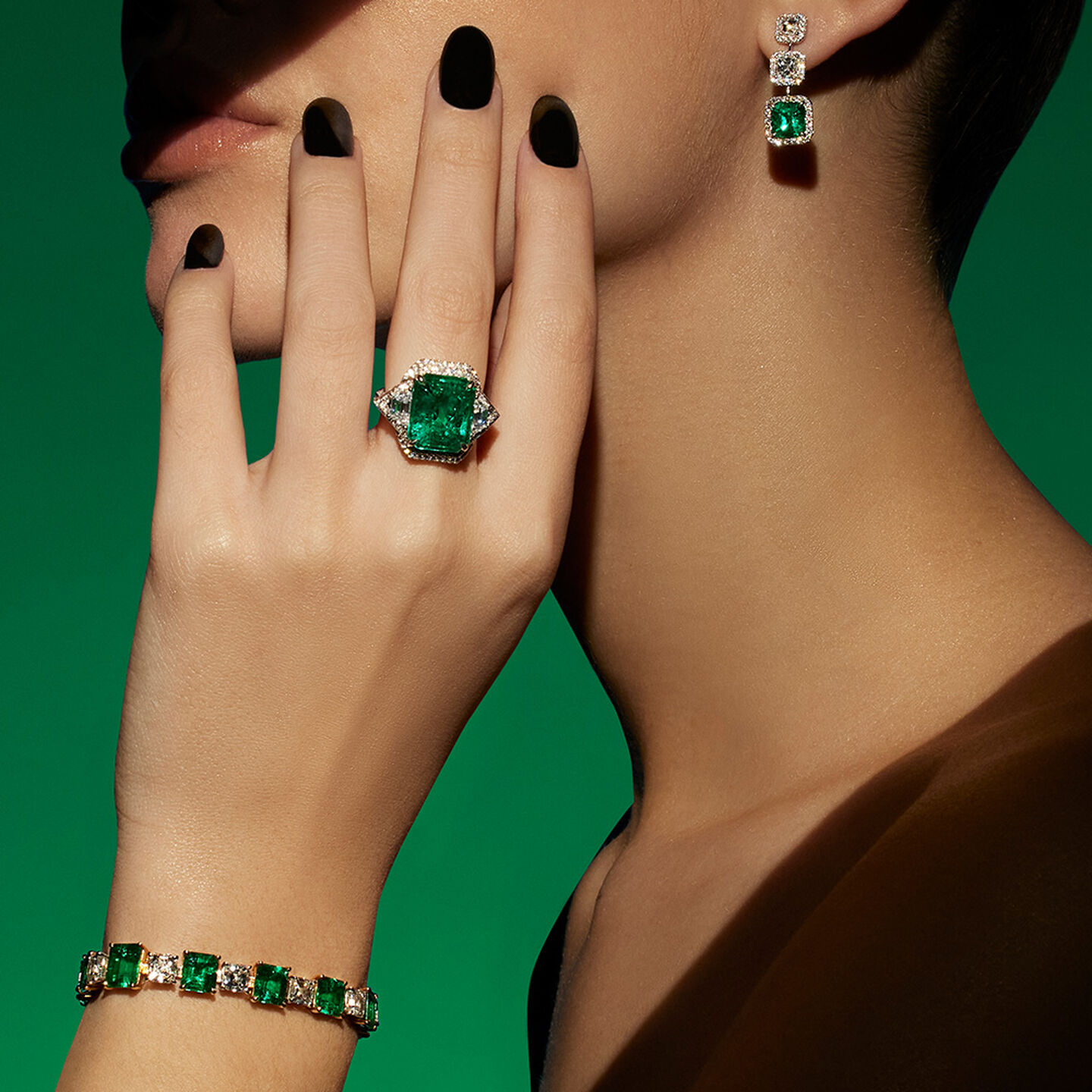 A woman wearing emerald jewellery from Maison Birks.