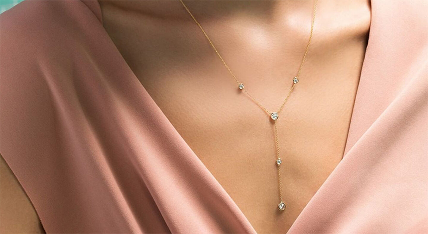 Une mannequin porte un collier Diamonds by the Inch de Roberto Coin.