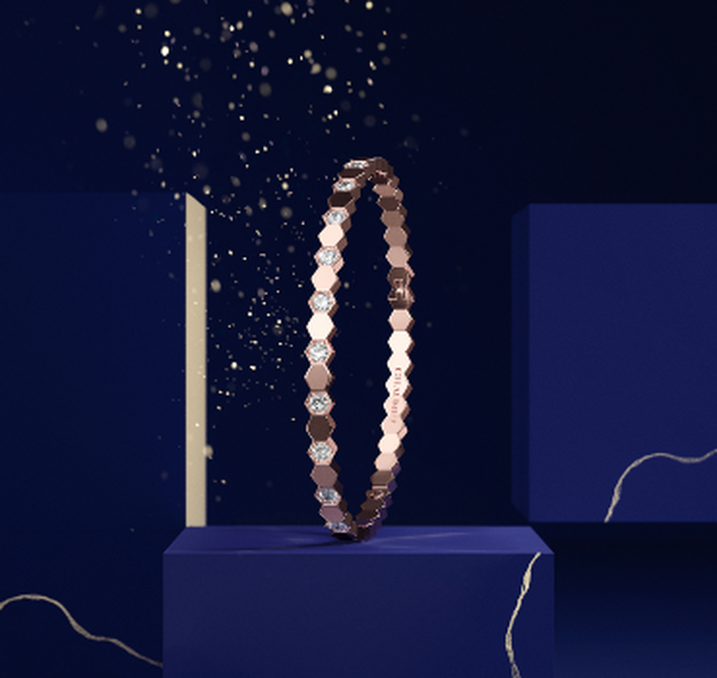Une bracelet Bee My Love de Chaumet sur un fond bleu foncé .