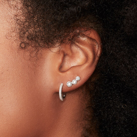 Boucles d'oreilles mini anneaux Kate en or blanc avec pavé de diamants image number 1