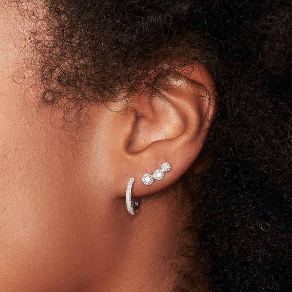 Boucles d'oreilles mini anneaux Kate en or blanc avec pavé de diamants