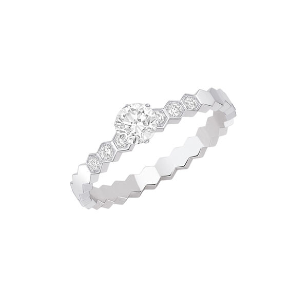 Solitaire Bee de Chaumet en or blanc semi-pavé de diamants à partir de 0,30 carat