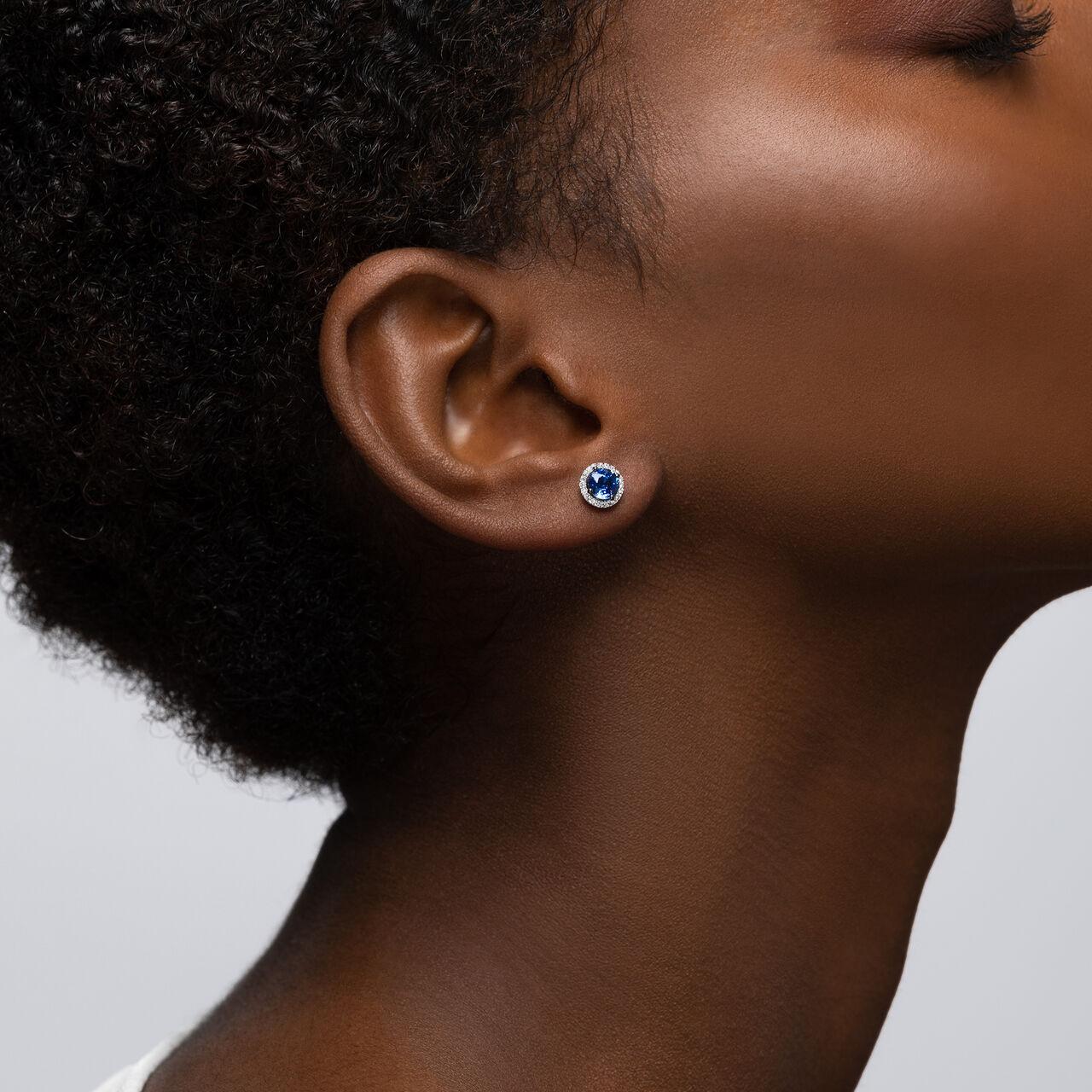 bijoux birks rosee du matin sapphire earrings with diamonds on model image number 1