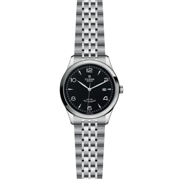 Boîtier en acier 41 mm. cadran foncé. bracelet en acier