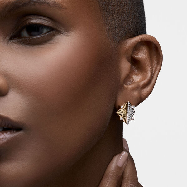Exceptionnelles boucles d'oreilles en or jaune guilloché et diamants