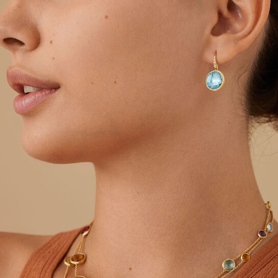 Marco Bicego boucles d'oreilles Jaipur Colour en or jaune avec diamants et topazes bleues sur mannequin image number 1
