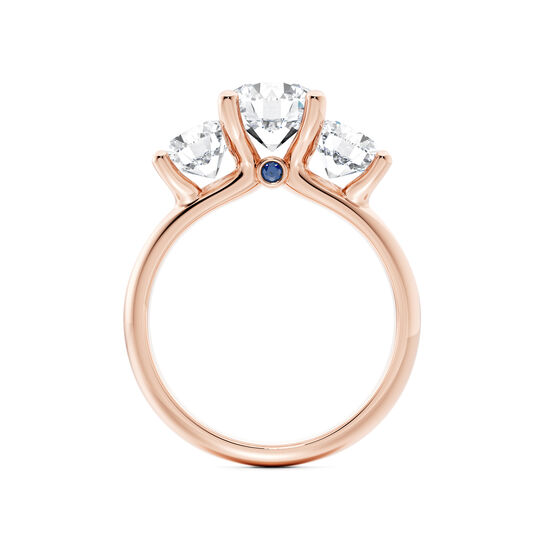 Birks Blue Bague de fian&ccedil;ailles en or rose &agrave; trois diamants ronds avec accent saphir image number 2